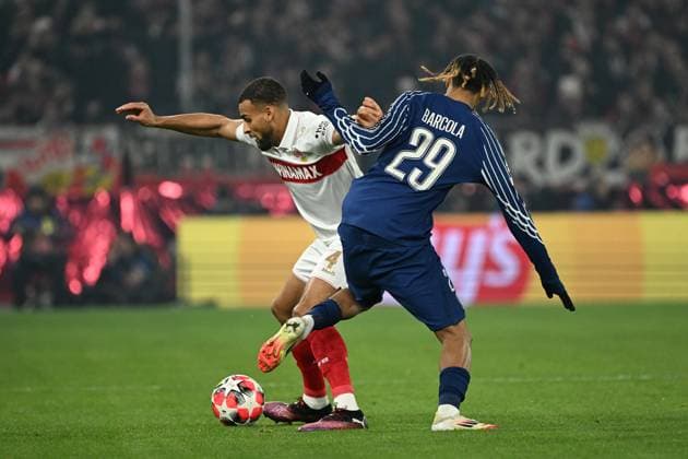 29 01 2025, xjhx, Football UEFA Champions League, VfB Stuttgart Paris St Germain v l Josha Vagnoman VfB Stuttgart Bradley Barcola PSG Paris St Germain duel, action, action, battle for the ball DFL DFB REGULATIONS PROHIBIT ANY USE OF PHOTOGRAPHS as IMAGE SEQUENCES and or QUASI VIDEO Stuttgart