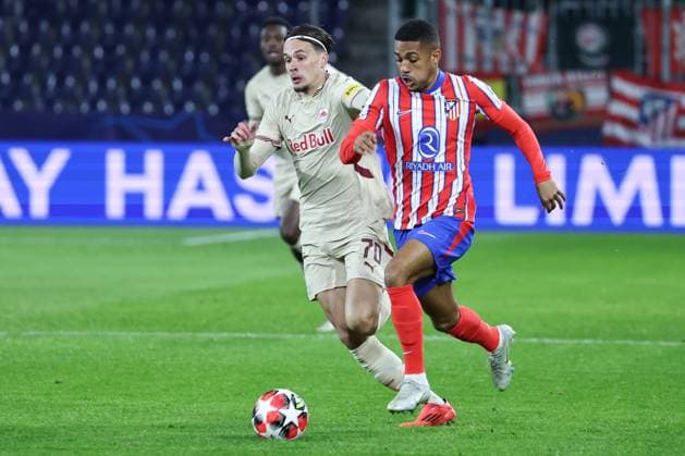 SOCCER - UEFA CL, RBS vs Atletico SALZBURG,AUSTRIA,29.JAN.25 - SOCCER - UEFA Champions League, Red Bull Salzburg vs Atletico Madrid. Image shows Amar Dedic (RBS) and Samuel Lino (Atletico).  GEPAxpictures xDavidxGeieregger