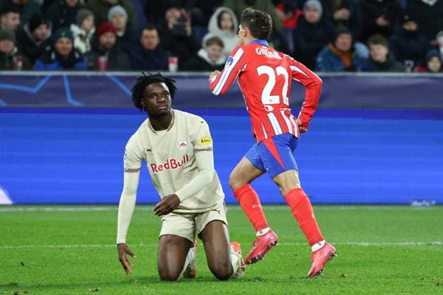 SOCCER - UEFA CL, RBS vs Atletico SALZBURG,AUSTRIA,29.JAN.25 - SOCCER - UEFA Champions League, Red Bull Salzburg vs Atletico Madrid. Image shows Hendry Blank (RBS) and the rejoicing of Giuliano Simeone (Atletico).  GEPAxpictures xDavidxGeieregger