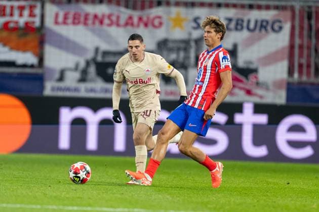 SOCCER - UEFA CL, RBS vs Atletico SALZBURG,AUSTRIA,29.JAN.25 - SOCCER - UEFA Champions League, Red Bull Salzburg vs Atletico Madrid. Image shows Oscar Gloukh (RBS) and Conor Gallagher (Atletico).  GEPAxpictures xWolfgangxKofler