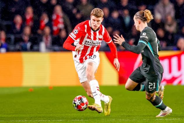 EINDHOVEN, 29-01-2025, Philips Stadium, UEFA Champions League season 2024 25, match between PSV and Liverpool FC, PSV player Guus Til and Liverpool FC player Kostas Tsimikas PSV - Liverpool  x27612660x Copyright: