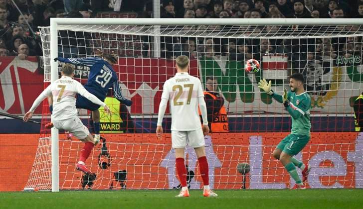 GOAL at 0 1 Bradley Barcola FC Paris Saint Germain PSG 29 Goal kick Action Goal chance against goalkeeper Fabian Bredlow VfB Stuttgart 01 Maximilian Mittelstaedt VfB Stuttgart 07 Chris Fuehrich VfB Stuttgart 27 Champions League VfB Stuttgart vs Paris St Germain PSG 29 01 2025 DFL REGULATIONS PROHIBIT ANY USE OF PHOTOGRAPHS AS IMAGE SEQUENCES AND OR QUASI VIDEO Champions League VfB Stuttgart vs Paris St Germain PSG
