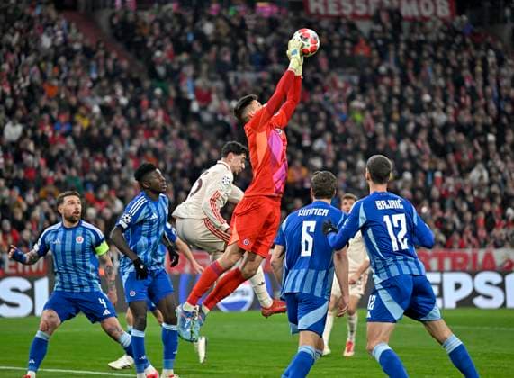 29 01 2025, Football UEFA Championsleague 2024 2025 Matchday 8, FC Bayern Munich Slovan Bratislava, at Allianz Arena Munich Aleksandar Pavlovic Bayern Munich vs. goalkeeper Dominik Takac Slovan Bratislava DFL and DFB regulations prohibit any use of photographs as image sequences and or quasi video