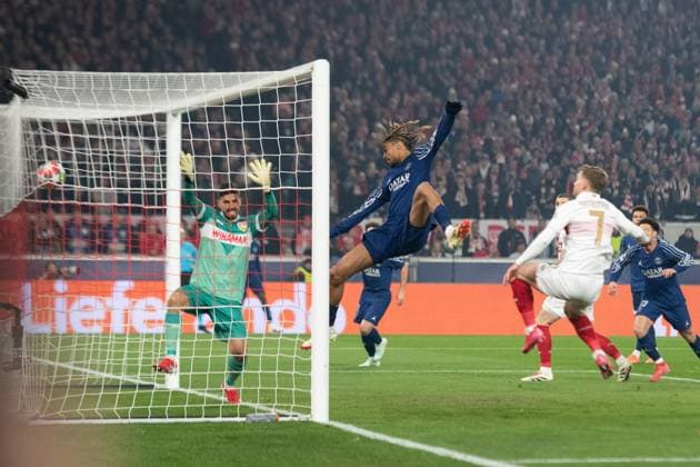 Goal for 0 1 by Bradley Barcola Paris Saint Germain, 29 , li Fabian Bredlow VfB Stuttgart, 01 GER, VfB Stuttgart vs Paris Saint Germain, Football, Men, UEFA Champions League, Matchday 8, Season 2024 2025, 29 01 2025, GER, VfB Stuttgart vs Paris Saint Germain, Football, Men, UEFA Champions League, Matchday 8, Season 2024 2025, 29 01 2025 Stuttgart Copyright: xEibner-Pressefoto WolfgangxFrankx EP_WFK