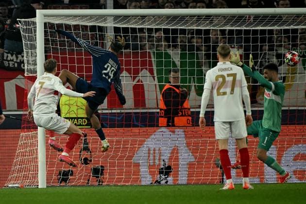 29 01 2025, xjhx, Fussball UEFA Champions League, VfB Stuttgart Paris St Germain v l Bradley Barcola PSG Paris St Germain Torschuetze, erzielt das Tor, Treffer, scores the goal 0 1 Maximilian Mittelstädt VfB Stuttgart Fabian Bredlow VfB Stuttgart DFL DFB REGULATIONS PROHIBIT ANY USE OF PHOTOGRAPHS as IMAGE SEQUENCES and or QUASI VIDEO Stuttgart