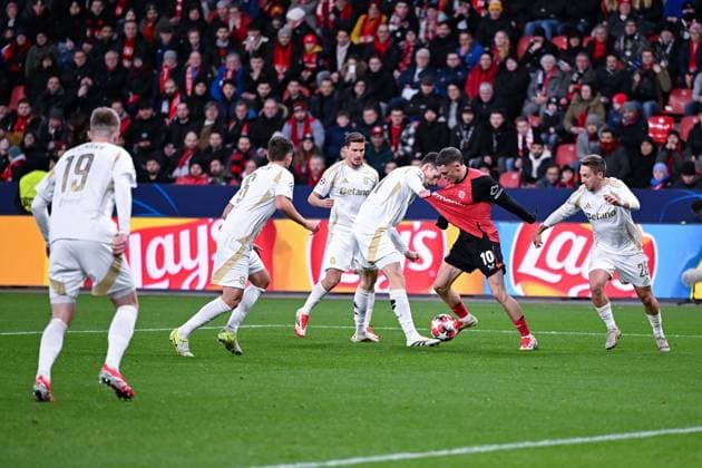 29 01 2025, Football, Champions League, Matchday 8, Season 2024 2025, Bayer 04 Leverkusen Sparta Prague, Florian Wirtz Bayer Leverkusen m , Martin Vitik Sparta Prague , xRHR PHOTO TKx Copyright: RHR-FOTOx RHR-FOTO TK
