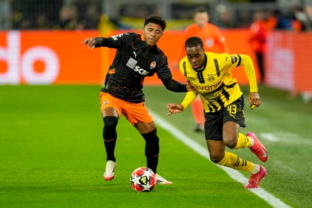 Vinicius Tobias Shakhtar Donetsk and Jamie Gittens Borussia Dortmund battle for the ball during the UEFA Champions League 2024 25 League Phase MD8 match between Borussia Dortmund and FC Shakhtar Donetsk at Signal Iduna Park on January 29, 2025 in Dortmund, Germany Photo by Alex Gottschalk DeFodi Images Defodi 001 20250129 1327214 Defodi-001