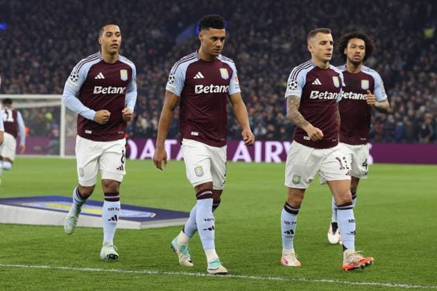 Aston Villa gegen Celtic FC 29. Januar 2025, Aston UEFA Champions League Fußball Aston Villa gegen Celtic Ollie Watkins und einige seiner Teamkollegen vor dem Spiel Foto Charlotte Wilson Abseits Aston UK  Copyright: xCharlottexWilsonx xOffsidexOffside