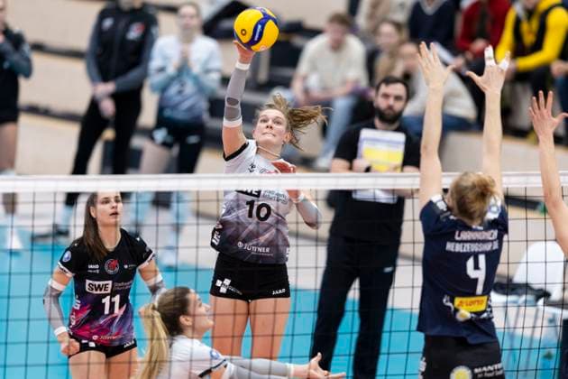 1. Volleyball Bundesliga Frauen: Schwarz-Weiss Erfurt vs. VfB Suhl LOTTO Thüringen; Erfurt; 29.01.2025 Pia Mohr ( 10; Schwarz-Weiss Erfurt) gegen Roosa Laakkonen ( 4; VfB Suhl LOTTO Thüringen) und Anna Artyshuk ( 9; VfB Suhl LOTTO Thüringen) (nicht im Bild) 1. Volleyball Bundesliga Frauen: Schwarz-Weiss Erfurt vs. VfB Suhl LOTTO Thüringen; Riethsporthalle Erfurt; 29.01.2025 Copyright: xBEAUTIFULxSPORTS Duehringx