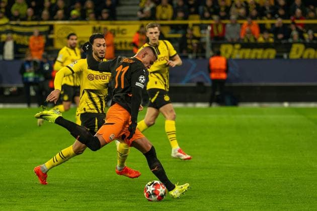 The first shot on goal for Dortmund, Oleksandr Zubkov Shakhtar Donetsk, 11 past Ramy Bensebaini Borussia Dortmund 09, 05 , GER BVB Borussia Dortmund 09 vs Shakhtar Donetsk, Football, Champions League, Matchday 8, 2024 2025 season, 29 01 2025 GER BVB Borussia Dortmund 09 vs Shakhtar Donetsk, Football, Champions League, Matchday 8, 2024 2025 season, 29 01 2025 Dortmund Copyright: xEibner-Pressefoto FabianxFriesex EP_FFE