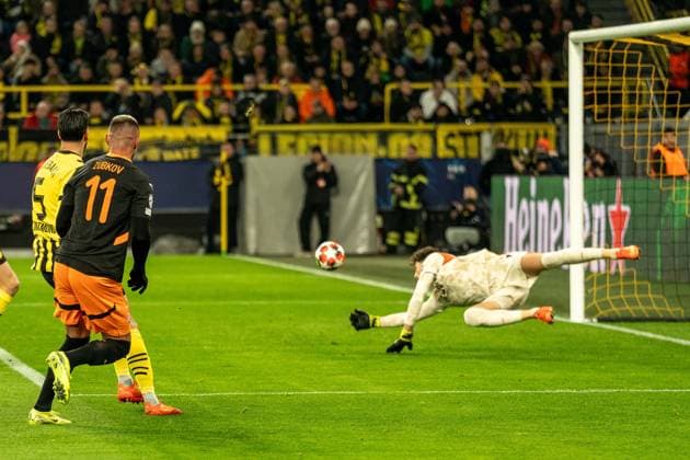 Gregor Kobel Borussia Dortmund 09, 01 saves Oleksandr Zubkov Shakhtar Donetsks shot on goal, 11 , GER BVB Borussia Dortmund 09 vs Shakhtar Donetsk, Football, Champions League, Matchday 8, Season 2024 2025, 29 01 2025 GER BVB Borussia Dortmund 09 vs Shakhtar Donetsk, Football, Champions League, Matchday 8, Season 2024 2025, 29 01 2025 Dortmund Copyright: xEibner-Pressefoto FabianxFriesex EP_FFE