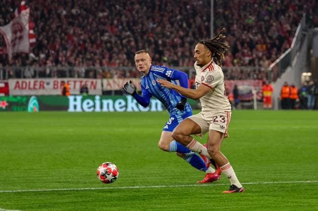 Sacha Boey FC Bayern Muenchen, 23 with ball, with Nino Marcelli SK Slovan Bratislava, 18 , GER, FC Bayern Muenchen vs SK Slovan Bratislava, Football, UEFA Champions League, Matchday 8, Season 2024 2025, 29 01 2025, GER, FC Bayern Muenchen vs SK Slovan Bratislava, Football, UEFA Champions League, Matchday 8, Season 2024 2025, 29 01 2025 Muenchen Copyright: xEibner-Pressefoto JennixMaulx EP_JML