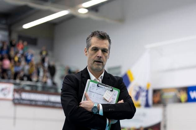 1 Volleyball Bundesliga Women Schwarz Weiss Erfurt vs VfB Suhl LOTTO Thüringen Erfurt 29 01 2025 Laszlo Hollosy Coach VfB Suhl LOTTO Thüringen 1 Volleyball Bundesliga Women Schwarz Weiss Erfurt vs VfB Suhl LOTTO Thüringen Riethsporthalle Erfurt 29 01 2025 Copyright: xBEAUTIFULxSPORTS Duehringx