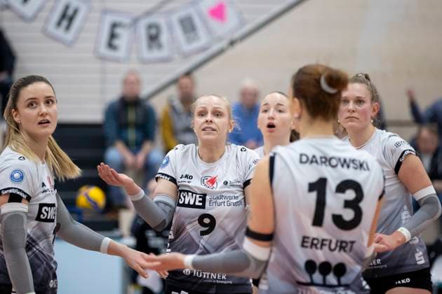 1 Volleyball Bundesliga Women Schwarz Weiss Erfurt vs VfB Suhl LOTTO Thüringen Erfurt 29 01 2025 Alina Zellin 1 Schwarz Weiss Erfurt left and Antonia Greskamp 9 Schwarz Weiss Erfurt with team 1 Volleyball Bundesliga Women Schwarz Weiss Erfurt vs VfB Suhl LOTTO Thüringen Riethsporthalle Erfurt 29 01 2025 Copyright: xBEAUTIFULxSPORTS Duehringx
