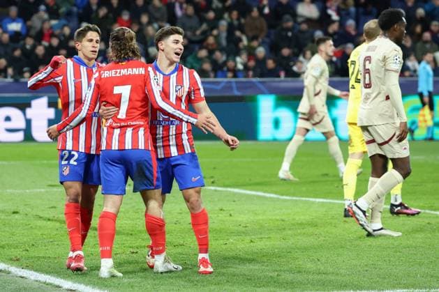 SOCCER - UEFA CL, RBS vs Atletico SALZBURG,AUSTRIA,29.JAN.25 - SOCCER - UEFA Champions League, Red Bull Salzburg vs Atletico Madrid. Image shows the rejoicing of Giuliano Simeone, scorer Antoine Griezmann and Julian Alvarez (Atletico).  GEPAxpictures xDavidxGeieregger