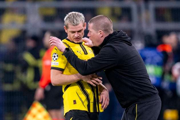 29 01 2025, Borussia Dortmund Shakhtar Donetsk, UEFA Champions League, Matchday 8 Dortmund coach Mike Tullberg r gives instructions to Dortmunds Julian Ryerson IMPORTANT NOTE In accordance with UEFA regulations, it is prohibited to use or have used photographs taken in the stadium and or of the match in the form of sequential images and or video-like photo series Copyright: xDavidxInderliedx