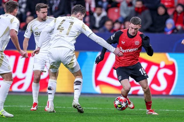 29 01 2025, Football, Bayer 04 Leverkusen AC Sparta Prague, UEFA Champions League, Matchday 8, BayArena, Season 2024 2025 Martin Vitik Sparta Prague 41 in duel against Florian Wirtz Bayer04 Leverkusen 10 North Rhine-Westphalia Germany