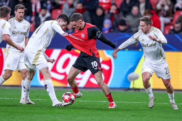 29 01 2025, Football, Bayer 04 Leverkusen AC Sparta Prague, UEFA Champions League, Matchday 8, BayArena, Season 2024 2025 Martin Vitik Sparta Prague 41 and Tomas Wiesner Sparta Prague 28 in a duel against Florian Wirtz Bayer04 Leverkusen 10 North Rhine-Westphalia Germany