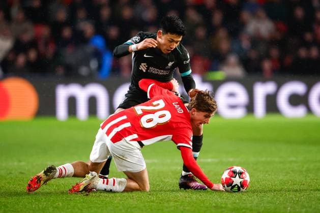 2025-01-29 PSV Eindhoven v Liverpool FC - UEFA Champions League 2024 25 League Phase MD8 EINDHOVEN, NETHERLANDS - JANUARY 29: Wataru Endo of Liverpool FC battles for possession with Tygo Land of PSV during the UEFA Champions League 2024 25 League Phase MD8 match between PSV Eindhoven and Liverpool FC at PSV Stadion on January 29, 2025 in Eindhoven, Netherlands. Eindhoven PSV Stadion Netherlands Content not available for redistribution in The Netherlands directly or indirectly through any third parties. Copyright: xBroerxvanxdenxBoomx