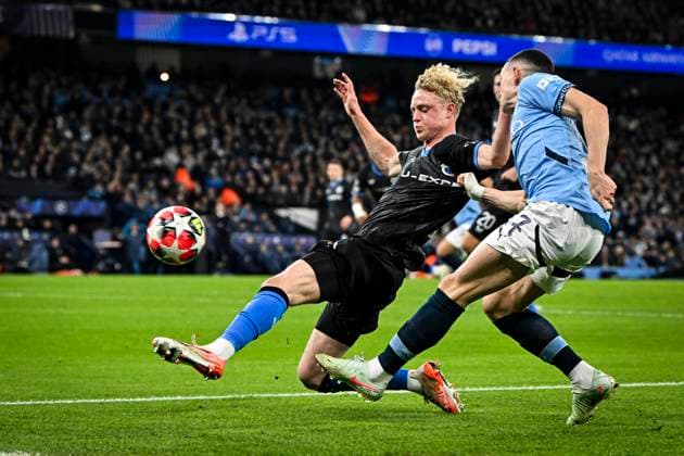 29th January 2025; Etihad Stadium, Manchester, England; UEFA Champions League Football, Manchester City versus Club Brugge; Phil Foden of Manchester City crossed past Joaquin Seys of Club Brugge  ActionPlus12745083 GodfreyxPitt