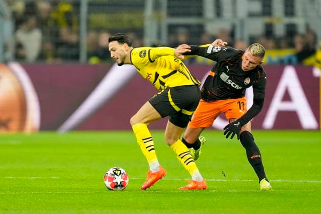 Ramy Bensebaini (Borussia Dortmund) und Oleksandr Zubkov (Shakhtar Donetsk) battle for the ball during the UEFA Champions League 2024 25 League Phase MD8 match between Borussia Dortmund and FC Shakhtar Donetsk at Signal Iduna Park on January 29, 2025 in Dortmund, Germany. (Photo by Alex Gottschalk DeFodi Images) Defodi-001_20250129__1327720 Defodi-001