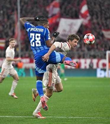 29.01.2025, Fussball UEFA Championsleague 2024 2025: 8.Spieltag, FC Bayern München - Slovan Bratislava, in der Allianz-Arena München. v.l. Cesar Blackman (Slovan Bratislava) gegen Thomas Müller (FC Bayern München) ***DFL and DFB regulations prohibit any use of photographs as image sequences and or quasi-video.***