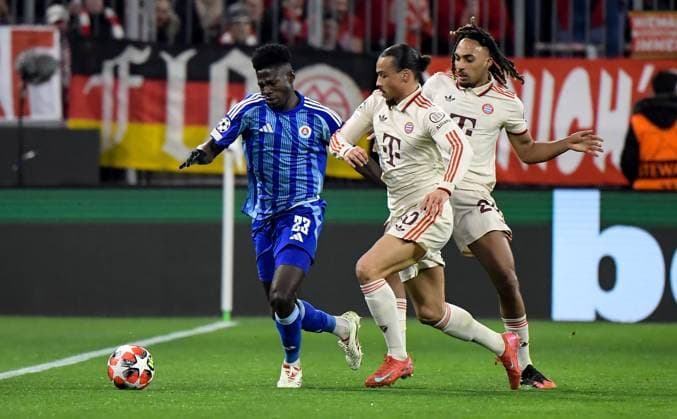 29 01 2025, xemx, Football UEFA Champions League, FC Bayern Muenchen Slovan Bratislava v l Sharani Zuberu Slovan Bratislava , Leroy Sane FC Bayern Muenchen , Sach Boey FC Bayern Muenchen Zweikampf, Aktion, action, battle for the ball DFL DFB REGULATIONS PROHIBIT ANY USE OF PHOTOGRAPHS as IMAGE SEQUENCES and or QUASI VIDEO Muenchen
