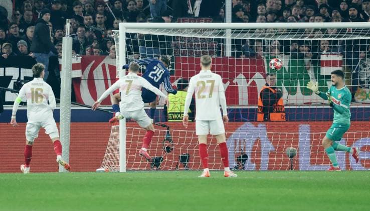 29 01 25 VfB Stuttgart Paris St Germain Germany, Stuttgart, 29 01 2025, Football, UEFA Champions League, VfB Stuttgart Paris St Germain v l Bradley Barcola Paris St Germain , Fabian Bredlow VfB Stuttgart Goal 0 1 Barcola