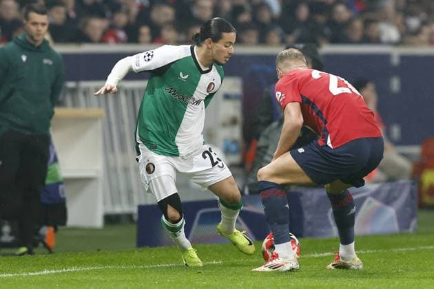 LILLE, 29-01-2025. Decathlon Arena Stade Pierre Mauroy. Football, UEFA Champions League season 2024 2025. Lille - Feyenoord. (L-R) Feyenoord player Anis Hadj Moussa, Lille player Mitchel Bakker during the match Borussia LOSC Lille - Feyenoord Lille - Feyenoord  x27612834x Copyright: