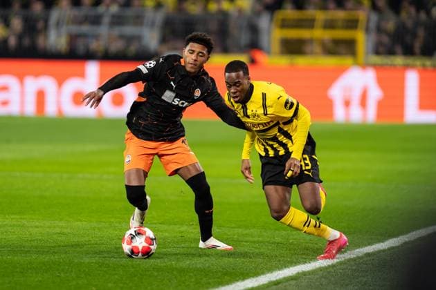 GER, UEFA Champions League, 8. Spieltag - Borussia Dortmund vs FC Shakhtar Donetsk 29.01.2025, Signal Iduna Park, Dortmund, GER, UEFA Champions League, 8. Spieltag - Borussia Dortmund vs FC Shakhtar Donetsk Im Bild: Zweikampf zwischen Jamie Gittens (Borussia Dortmund, 43) und Vinicius Tobias Tobias (FC Shakhtar Donetsk, 17) nordphotoxGmbHxx xChristianxSchulze nph000300