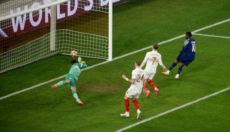 29.01.2025 Stuttgart , Champions League Fußball VfB Stuttgart vs. Paris St. Germain, Tor zum 0 : 2 , von links: Fabian Bredlow Jeff Chabot Maximilian Mittelstädt ( VfB ) Torschütze Ousmane Dembele ( Paris )