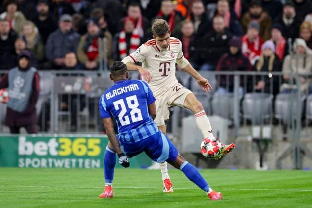 Cesar Blackman (SK Slovan Bratislava) und Thomas Mueller (FC Bayern Muenchen) kaempfen um den Ball, UEFA Champions League 2024 25 League Phase MD8, FC Bayern München v SK Slovan Bratislava, Allianz Arena am 29. January 2025 in München, Deutschland. (Foto von Marco Steinbrenner DeFodi Images) Cesar Blackman (SK Slovan Bratislava) und Thomas Mueller (FC Bayern Muenchen) battle for the ball, UEFA Champions League 2024 25 League Phase MD8, FC Bayern München v SK Slovan Bratislava, Allianz Arena, January 29, 2025 in Munich, Germany. (Photo by Marco Steinbrenner DeFodi Images) Defodi-700_muenchen_bratis_20250129_023 Defodi-700