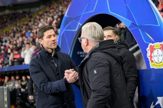 v.l. Trainer Xabier Xabi ALONSO (LEV) , Trainer Lars FRIIS (Prag) Fussball Champions League, 8. Spieltag, Bayer 04 Leverkusen (LEV) - Sparta Prag, am 29.01.2025 in Leverkusen Deutschland. UEFA regulations prohibit any use of photographs as image sequences and or quasi-video Â