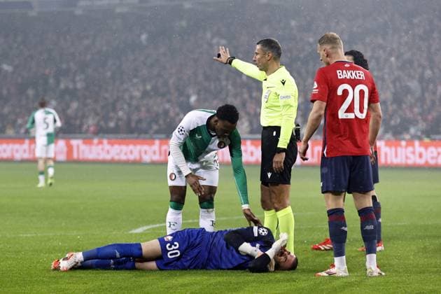 LILLE - Lille OSC goalkeeper Lucas Chevalier lies injured on the ground during the UEFA Champions League match between Lille OSC and Feyenoord at Stade Pierre Mauroy on Jan. 29, 2025 in Lille, France. ANP MAURICE VAN STEEN UEFA Champions League 2024 25 League Phase MD8 2024 25 xVIxANPxSportx xxANPxIVx 518654353 originalFilename: 518654353.jpg