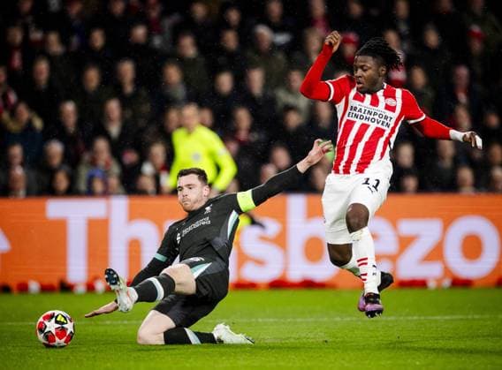 EINDHOVEN - (l-r) Andy Robertson of Liverpool FC and Johan Bakayoko of PSV Eindhoven during the UEFA Champions League match between PSV Eindhoven and Liverpool FC at Phillips Stadium on Jan. 29, 2025 in Eindhoven, Netherlands. ANP KOEN VAN WEEL UEFA Champions League 2024 25 League Phase MD8 2024 25 xVIxANPxSportx xxANPxIVx 518654387 originalFilename: 518654387.jpg