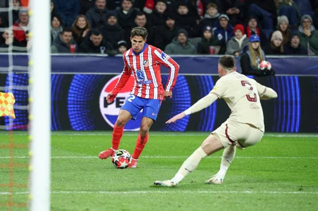SOCCER - UEFA CL, RBS vs Atletico SALZBURG,AUSTRIA,29.JAN.25 - SOCCER - UEFA Champions League, Red Bull Salzburg vs Atletico Madrid. Image shows Samuel Lino (Atletico) and Aleksa Terzic (RBS).  GEPAxpictures xDavidxGeieregger