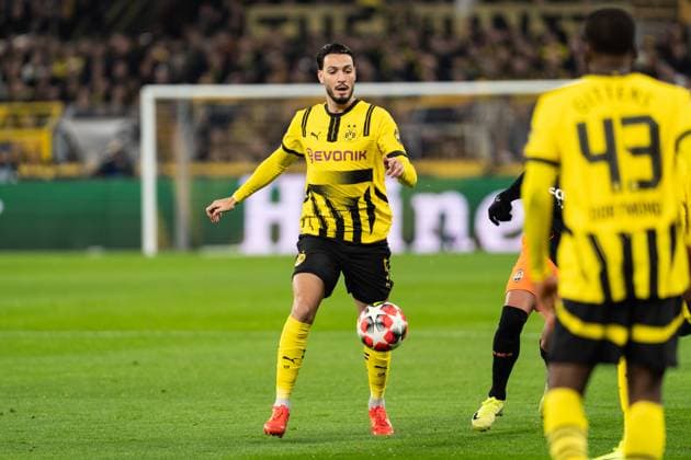 GER, UEFA Champions League, Matchday 8 Borussia Dortmund vs FC Shakhtar Donetsk 29 01 2025, Signal Iduna Park, Dortmund, GER, UEFA Champions League, Matchday 8 Borussia Dortmund vs FC Shakhtar Donetsk In the picture Ramy Bensebaini Borussia Dortmund, 5 single action full body full body ball on foot nordphotoxGmbHxx xChristianxSchulze nph000300