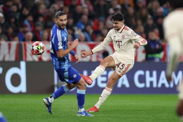 in duel, action, with Alexandar Pavlovic 45 FC Bayern Muenchen , FC Bayern Muenchen vs SK Slovan Bratislava, Soccer, Champions League, Matchday 8, 29 01 2025 Muenchen Bayern Germany Copyright: xkolbert-press ChristianxKolbertx