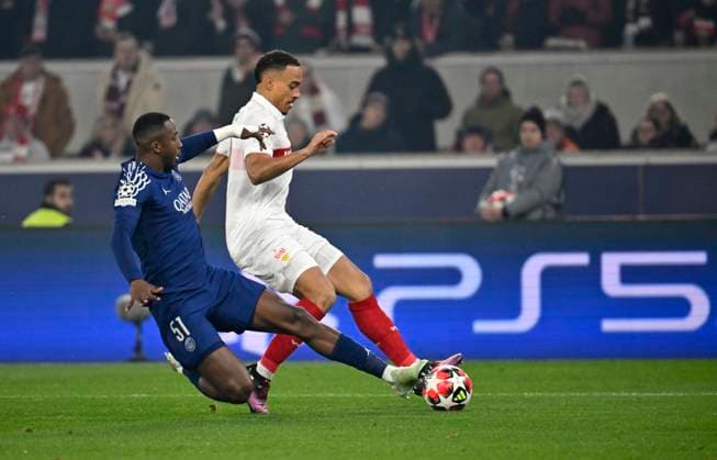 Zweikampf, Aktion Jamie Leweling VfB Stuttgart (18) gegen Willian Pacho FC Paris Saint-Germain PSG (51) Champions League VfB Stuttgart vs Paris St. Germain PSG 29.01.2025 DFL REGULATIONS PROHIBIT ANY USE OF PHOTOGRAPHS AS IMAGE SEQUENCES AND OR QUASI-VIDEO Champions League VfB Stuttgart vs Paris St. Germain PSG