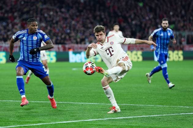 Soccer Champions League Matchday 8 FC Bayern Munich SK Slovan Bratislava on 29 01 2025 at the Allianz Arena in Munich Cesar Blackman Bratislava , left Thomas Müller Munich , right xMSx