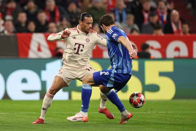 in duel, action, with Leroy Sane 10 FC Bayern Muenchen , Kevin Wimmer 6 SK Slovan Bratislava , FC Bayern Muenchen vs SK Slovan Bratislava, Soccer, Champions League, Matchday 8, 29 01 2025 Muenchen Bayern Germany Copyright: xkolbert-press ChristianxKolbertx