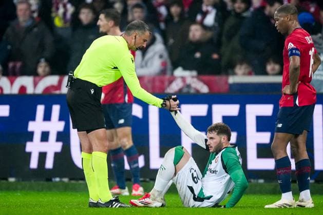 UEFA Champions League: Lille OSC v Feyenoord Lille - Referee Slavko Vincic, Santiago Gimenez of Feyenoord during the eight and final round of new format of the Champions League 2024 2025. The match is set between Lille OSC and Feyenoord at Stade Pierre-Mauroy on 29 January 2025 in Lille, France. Copyright: xTomxBodex