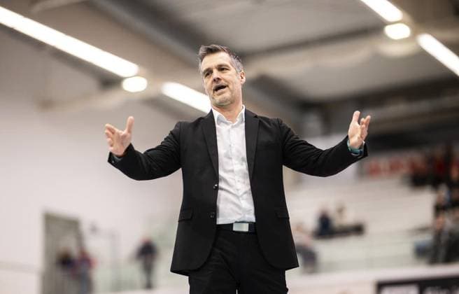 VOLLEYBALL WOMEN 1 BL SWE SUHL FOR EDITORIAL PURPOSES ONLY p 29 01 2025 Erfurt Volleyball 1 Bundesliga Season 2024 2025 Women 20 Matchday Riethsporthalle Schwarz Weiss Erfurt VfB Suhl LOTTO Thüringen in photo Coach Laszlo Hollosy VfB Suhl LOTTO Thueringen Germany Thueringen Erfurt Copyright SaschaxFromm Copyright: SaschaxFromm doc7z4zzwzk3lwd7a8v483 ,EDITORIAL USE ONLY Copyright: SaschaxFromm