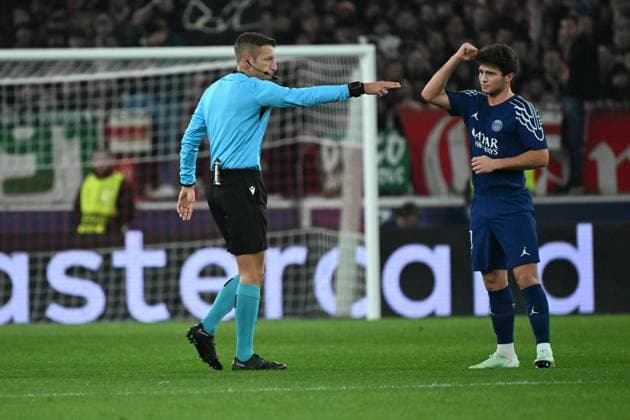 29 01 2025, xjhx, Football UEFA Champions League, VfB Stuttgart Paris St Germain v l Referee Referee Davide Massa Italy decides on after the 0 2 by Ousame Dembele PSG Paris St Germain DFL DFB REGULATIONS PROHIBIT ANY USE OF PHOTOGRAPHS as IMAGE SEQUENCES and or QUASI VIDEO Stuttgart