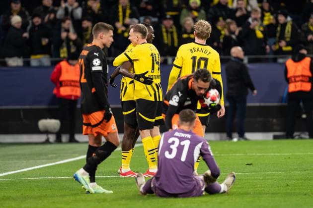 GER, UEFA Champions League, Matchday 8 Borussia Dortmund vs FC Shakhtar Donetsk 29 01 2025, Signal Iduna Park, Dortmund, GER, UEFA Champions League, Matchday 8 Borussia Dortmund vs FC Shakhtar Donetsk In the picture Goal celebrations Celebrating the goal for 1 0 by Sehrou Guirassy Borussia Dortmund, 9 Maximilian Beier Borussia Dortmund, 14 Julian Brandt Borussia Dortmund, 10 In the foreground is Dmytro Riznyk FC Shakhtar Donetsk, 31 nordphotoxGmbHxx xChristianxSchulze nph000300