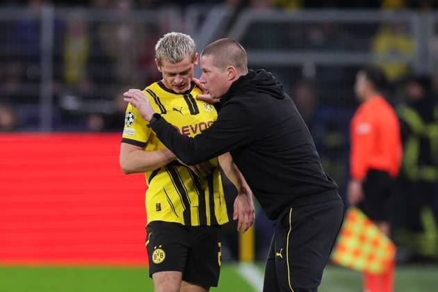 29 01 2025, UEFA Champions League, Matchday 8, Borussia Dortmund Shakhtar Donetsk, v l Julian Ryerson Borussia Dortmund receives instructions from coach Mike Tullberg Borussia Dortmund , Dortmund Signal Iduna Park NRW Germany xRHR PHOTO DEx Copyright: DennisxEwert RHR-FOTOx RHR-FOTO DE