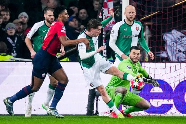UEFA Champions League: Lille OSC v Feyenoord Lille - Gijs Smal of Feyenoord, Feyenoord keeper Justin Bijlow during the eight and final round of new format of the Champions League 2024 2025. The match is set between Lille OSC and Feyenoord at Stade Pierre-Mauroy on 29 January 2025 in Lille, France. Copyright: xTomxBodex