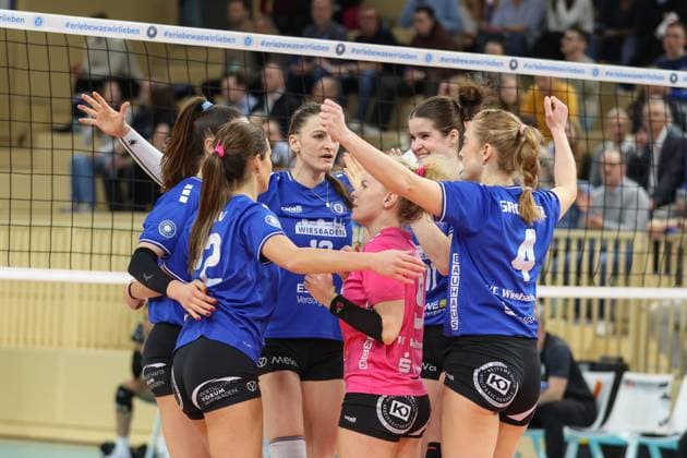 Wiesbaden, Germany January 29, 2025 1 VBL Women 2024 2025 VC Wiesbaden vs Ladies in Black Aachen In the picture the players of VC Wiesbaden, cheering, hall at Platz der deutschen Einheit Berlin Copyright: xFotostandx xUlrichxScherbaumx