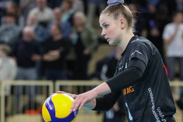 Wiesbaden, Germany January 29, 2025 1 VBL Women 2024 2025 VC Wiesbaden vs Ladies in Black Aachen In the picture Luisa Keller Ladies in Black Aachen, 2 , before the serve, Halle am Platz der deutschen Einheit Berlin Copyright: xFotostandx xUlrichxScherbaumx