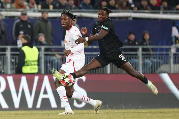 SOCCER - UEFA CL, Sturm vs RB Leipzig KLAGENFURT,AUSTRIA,29.JAN.25 - SOCCER - UEFA Champions League, SK Sturm Graz vs RasenBallsport Leipzig. Image shows El Chadaille Bitshiabu (RB Leipzig) and Seedy Jatta (Sturm).  GEPAxpictures xChrisxBauer